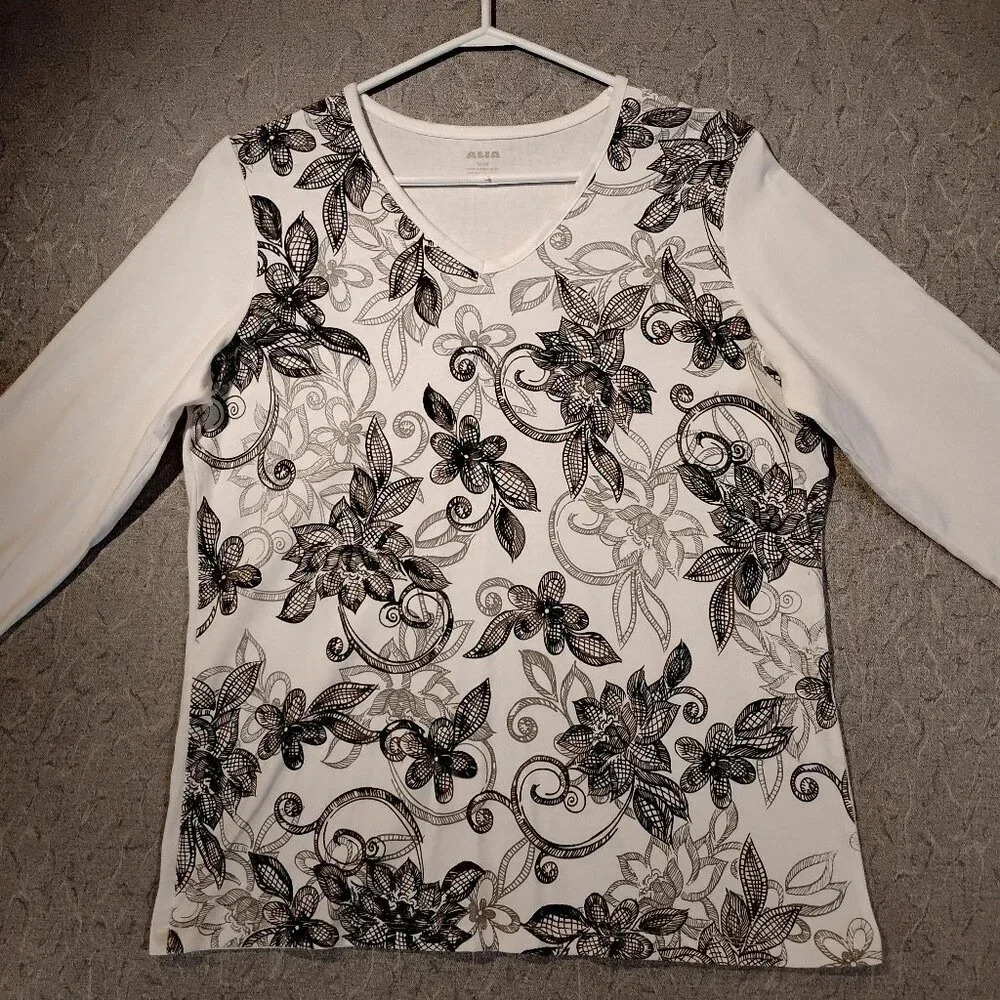 Alia Women's White & Black Long Sleeve  V-Neck Blouse in Size Medium